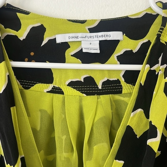 Diane Von Furstenberg Dora Lily Crepe Print Mini Dress Size 2 Faux Wrap - Picture 3 of 11